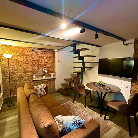 Beyoglu'nda Tarihi Apartment
